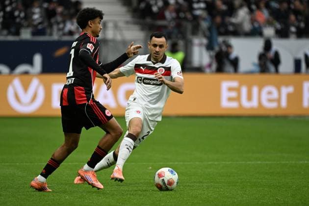 25.10.2025, xjhx, Fussball 1.Bundesliga, Eintracht Frankfurt - FC St.Pauli v.l. Nathaniel Brown (Eintracht Frankfurt) Manolis Saliakas (FC St.Pauli) Zweikampf, Aktion, action, battle for the ball (DFL DFB REGULATIONS PROHIBIT ANY USE OF PHOTOGRAPHS as IMAGE SEQUENCES and or QUASI-VIDEO) Frankfurt am Main