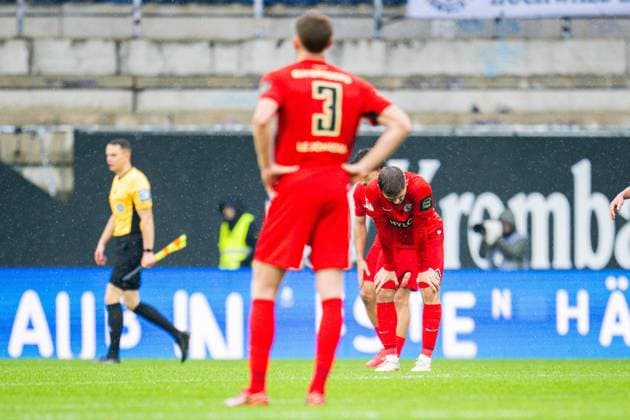25.10.2025 - Fußball, 2025 2026, 2. Bundesliga, 10. Spieltag, DSC Arminia Bielefeld - SV Elversberg: (L-R) Florian Le Joncour (Elversberg), Lukasz Poreba (Elversberg) DFL REGULATIONS PROHIBIT ANY USE OF PHOTOGRAPHS AS IMAGE SEQUENCES AND OR QUASI-VIDEO.