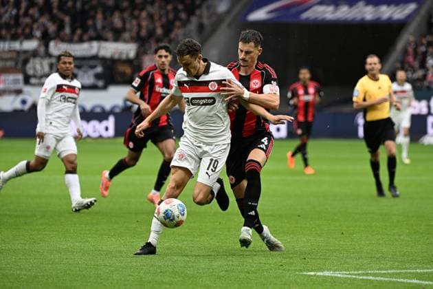 25.10.2025, xjhx, Fussball 1.Bundesliga, Eintracht Frankfurt - FC St.Pauli v.l. Martijan Kaars (FC St.Pauli) Robin Koch (Eintracht Frankfurt) Zweikampf, Aktion, action, battle for the ball (DFL DFB REGULATIONS PROHIBIT ANY USE OF PHOTOGRAPHS as IMAGE SEQUENCES and or QUASI-VIDEO) Frankfurt am Main