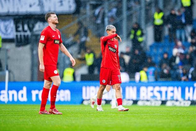 25.10.2025 - Fußball, 2025 2026, 2. Bundesliga, 10. Spieltag, DSC Arminia Bielefeld - SV Elversberg: (L-R) Florian Le Joncour (Elversberg), Frederik Schmahl (Elversberg) DFL REGULATIONS PROHIBIT ANY USE OF PHOTOGRAPHS AS IMAGE SEQUENCES AND OR QUASI-VIDEO.