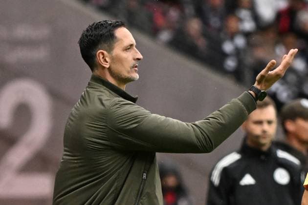 25.10.2025, xjhx, Fussball 1.Bundesliga, Eintracht Frankfurt - FC St.Pauli v.l. Trainer Dino Toppmöller Toppmoeller (Eintracht Frankfurt) gibt Anweisungen, gestikuliert, mit den Armen gestikulieren gives instructions, gesticulate (DFL DFB REGULATIONS PROHIBIT ANY USE OF PHOTOGRAPHS as IMAGE SEQUENCES and or QUASI-VIDEO) Frankfurt am Main