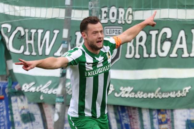 Fußball Regionalliga Nordost: BSG Chemie Leipzig - Hertha BSC U23; 25.10.2025 Kapitän Janik Mäder (7, Chemie Leipzig) jubelt über sein Tor. Fußball, Regionalliga Nordost, Saison 2025 2026, 13. Spieltag: BSG Chemie Leipzig vs. Hertha BSC II am 25.10.2025 im Alfred-Kunze-Sportpark, Leipzig Leutzsch. Copyright: xBEAUTIFULxSPORTS JanxKaeferx