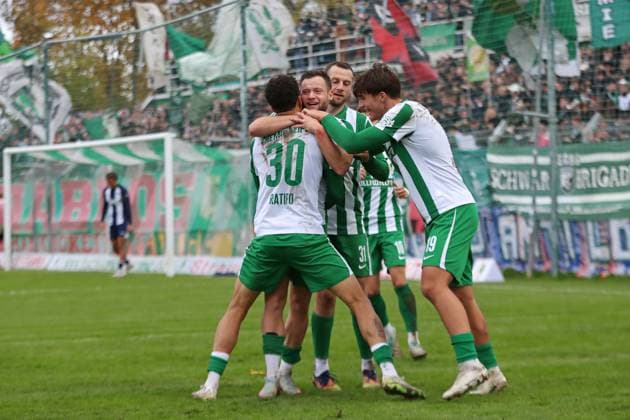 Fußball Regionalliga Nordost: BSG Chemie Leipzig - Hertha BSC U23; 25.10.2025 Kapitän Janik Mäder (7, Chemie Leipzig links) jubelt mit Kollegen über sein Tor. Fußball, Regionalliga Nordost, Saison 2025 2026, 13. Spieltag: BSG Chemie Leipzig vs. Hertha BSC II am 25.10.2025 im Alfred-Kunze-Sportpark, Leipzig Leutzsch. Copyright: xBEAUTIFULxSPORTS JanxKaeferx