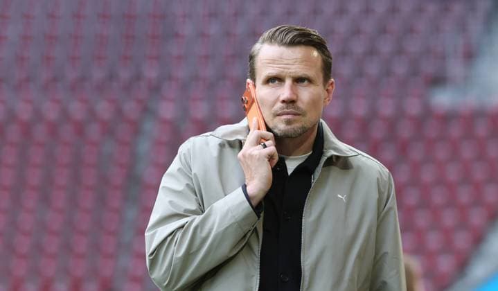Augsburg - RB Leipzig Bundesliga Augsburg, 25.10.2025, WWK Arena, Fußball, 1.Bundesliga, 8.Spieltag , FC Augsburg vs. RB Leipzig , Im Bild: Sebastian Schuppan (RBL sportlicher Leiter) , Nur zur redaktionellen Nutzung. Only editorial use. , DFL DFB regulations prohibit any use of photographs as image sequences and or quasi-video. ,