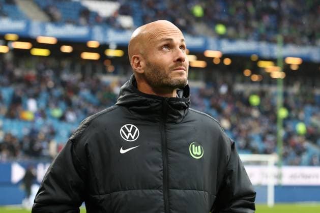 25.10.2025, xtgx, Fussball - 1.Bundesliga, Hamburger SV - VfL Wolfsburg emspor, v.l. Paul Simonis (Wolfsburg, Trainer) (DFL DFB REGULATIONS PROHIBIT ANY USE OF PHOTOGRAPHS as IMAGE SEQUENCES and or QUASI-VIDEO) Hamburg