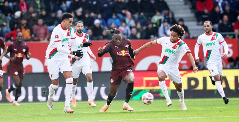 Augsburg - RB Leipzig Bundesliga Augsburg, 25.10.2025, WWK Arena, Fußball, 1.Bundesliga, 8.Spieltag , FC Augsburg vs. RB Leipzig , Im Bild von links: Noahkai Banks ( 40,Augsburg), Yan Diomande (49, RB Leipzig), Han-Noah Massengo ( 4,Augsburg). , Nur zur redaktionellen Nutzung. Only editorial use. , DFL DFB regulations prohibit any use of photographs as image sequences and or quasi-video. ,