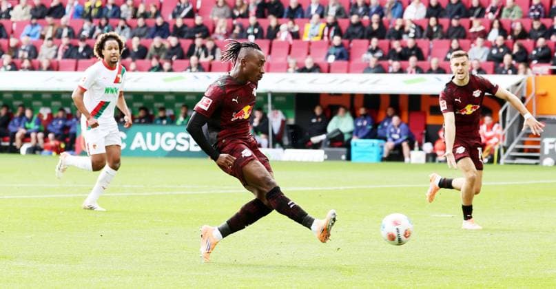 Augsburg - RB Leipzig Bundesliga Augsburg, 25.10.2025, WWK Arena, Fußball, 1.Bundesliga, 8.Spieltag , FC Augsburg vs. RB Leipzig , Im Bild: Tor für RB Leipzig. Yan Diomande (49, RB Leipzig) trifft zum 0:1. , Nur zur redaktionellen Nutzung. Only editorial use. , DFL DFB regulations prohibit any use of photographs as image sequences and or quasi-video. ,
