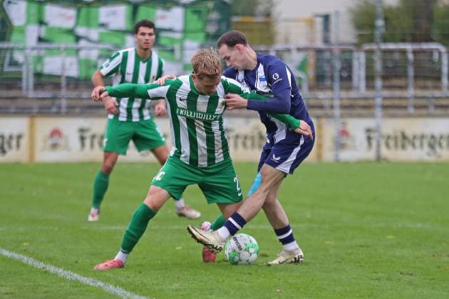 Fußball Regionalliga Nordost: BSG Chemie Leipzig - Hertha BSC U23; 25.10.2025 Rajk Lisinski (27, Chemie Leipzig) gegen Joel Richter (7, Hertha BSC II). Fußball, Regionalliga Nordost, Saison 2025 2026, 13. Spieltag: BSG Chemie Leipzig vs. Hertha BSC II am 25.10.2025 im Alfred-Kunze-Sportpark, Leipzig Leutzsch. Copyright: xBEAUTIFULxSPORTS JanxKaeferx