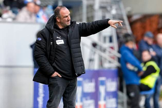 Frank Schmidt (Trainer, Cheftrainer, FCH), gibt Anweisungen, gestikuliert, mit den Armen gestikulieren, Einzelbild, Einzelfoto, Aktion, Action, 25.10.2025, Sinsheim (Deutschland), Fussball, Bundesliga, TSG 1899 Hoffenheim - 1. FC Heidenheim, DFB DFL REGULATIONS PROHIBIT ANY USE OF PHOTOGRAPHS AS IMAGE SEQUENCES AND OR QUASI-VIDEO.