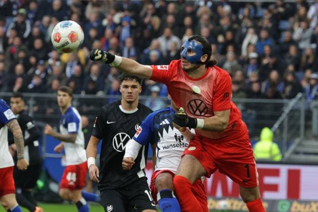 GER, xFSx ,Hamburg, HSV , 1. Bundesliga , Fussball, DFL, Hamburger SV , am Hamburger Volksparkstadion , VFL Wolfsburg , 25.10.2025 , v.l. Torwart Kamil Grabara ( VfL Wolfsburg ,1) DFL regulations prohibit any use of photographs as image sequences and or quasi-video. Copyright: HMBxMedia FernandoxSoares
