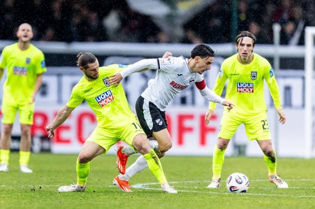 Fussball, Saison 2025 2026, 3. Liga, Sportclub Arena Verl, 12. Spieltag, SC Verl - SSV Ulm 1846 Fußball, 25.10.2025 25.10.2025, Fussball, Saison 2025 2026, 3. Liga, Sportclub Arena Verl, 12. Spieltag, SC Verl - SSV Ulm 1846 Fußball, v.l. 11 Dennis Chessa (SSV Ulm 1846 Fußball), 30 Timur Gayret (SC Verl) Foto: Lucca Fundel Verl Sportclub Arena Nordrheinwestfalen Deutschland