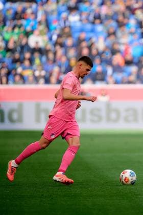 1.?? Fussball Bundesliga: TSG Hoffenheim vs. 1. FC Heidenheim; 25.10.2025 Albian Hajdari (21; TSG Hoffenheim) mit Ball in Aktion 1. Bundesliga: TSG Hoffenheim gegen 1. FC Heidenheim am 25.10.2025 in der PreZero Arena in Sinsheim. DFL REGULATIONS PROHIBIT ANY USE OF PHOTOGRAPHS AS IMAGE SEQUENCES AND OR QUASI-VIDEO. Copyright: xBEAUTIFULxSPORTS Gelhardtx