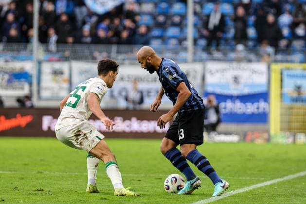 Terrence Boyd (SV Waldhof Mannheim, 13) gegen Sean Dulic (25, TSV) beim SV Waldhof Mannheim - 1860 München am 25.10.25 in Carl Benz Stadion, Mannheim xamx Foto: Alfio Marino