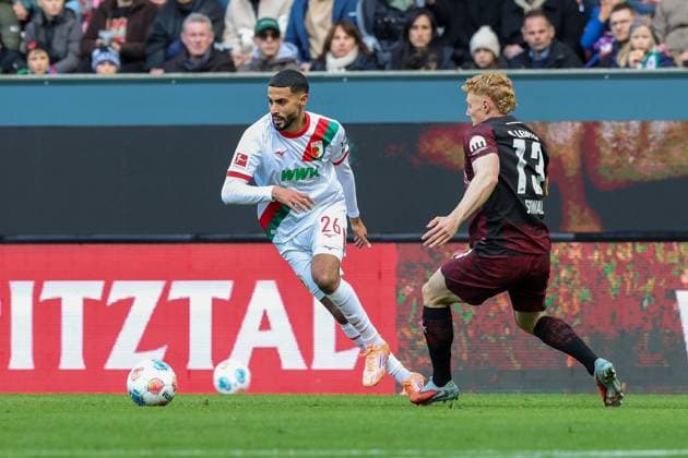 im Zweikampf, Aktion, mit Elias Saad 26 (FC Augsburg), Nicolas Seiwald 13 (RB Leipzig), FC Augsburg vs. RB Leipzig, Fussball, 1. Bundesliga, 8. Spieltag, 25.10.2025 DFB regulations prohibit any use of photographs as image sequences and or quasi-video Augsburg Bayern Deutschland