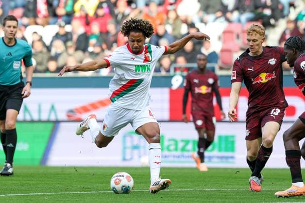 Han-Noah Massengo 4 (FC Augsburg), FC Augsburg vs. RB Leipzig, Fussball, 1. Bundesliga, 8. Spieltag, 25.10.2025 DFB regulations prohibit any use of photographs as image sequences and or quasi-video Augsburg Bayern Deutschland