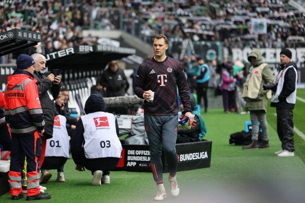 GER, 1.FBL. Borussia Moenchengladbach vs FC Bayern Muenchen 25.10.2025, Borussia Park, Moenchengladbach, GER, 1.FBL. Borussia Moenchengladbach vs FC Bayern Muenchen , im Bild: Manuel Neuer Torwart (Bayern Muenchen 1), geht zur Bank