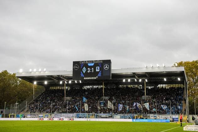 Der SV Waldhof Mannheim führt im Carl Benz Stadion 3-1 gegen dem TSV 1860 München beim SV Waldhof Mannheim - 1860 München am 25.10.25 in Carl Benz Stadion, Mannheim xamx Foto: Alfio Marino