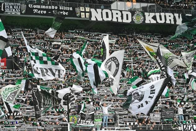 25.10.2025, Fussball: 1. Bundesliga, Saison 2025 2026, 08. Spieltag, Borussia Moenchengladbach - FC Bayern Muenchen im Borussia-Park in Moenchengladbach. Die Nordkurve singt die Vereinshymne mit. Wichtiger Hinweis: Gemaess den Vorgaben der DFL Deutsche Fussball Liga bzw. des DFB Deutscher Fussball-Bund ist es untersagt, in dem Stadion und oder vom Spiel angefertigte Fotoaufnahmen in Form von Sequenzbildern und oder videoaehnlichen Fotostrecken zu verwerten bzw. verwerten zu lassen. Foto: Kirchner-Media Thomas Haesler Copyright: xKirchner-Media ThomasxHaeslerx