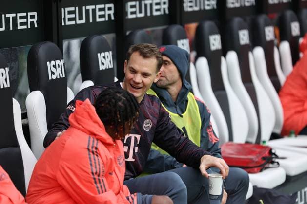 GER, 1.FBL. Borussia Moenchengladbach vs FC Bayern Muenchen 25.10.2025, Borussia Park, Moenchengladbach, GER, 1.FBL. Borussia Moenchengladbach vs FC Bayern Muenchen , im Bild: Manuel Neuer Torwart (Bayern Muenchen 1), sitzt auf der Reservebank