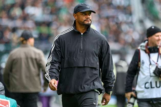 Mönchengladbach, Deutschland, 25.10.25: Trainer Vincent Kompany (FC Bayern München) schaut waehrend des Spiels der Bundesliga zwischen Borussia Mönchengladbach vs FC Bayern München im Stadion im Borussia Park Mönchengladbach Stadion im Borussia Park North Rhine-Westphalia Germany Copyright: xBrauer-Fotoagenturx xAdrianxSchlx