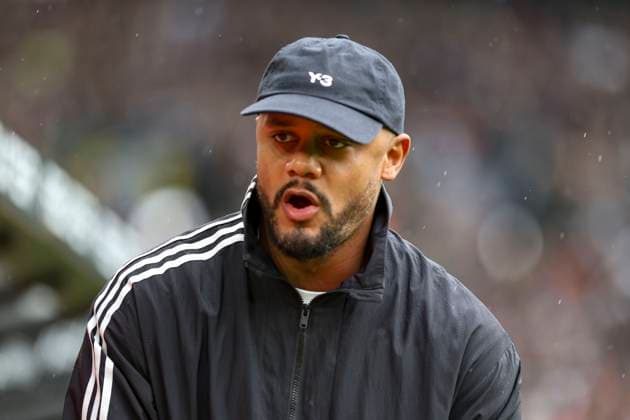 Mönchengladbach, Deutschland, 25.10.25: Trainer Vincent Kompany (FC Bayern München) schaut waehrend des Spiels der Bundesliga zwischen Borussia Mönchengladbach vs FC Bayern München im Stadion im Borussia Park Mönchengladbach Stadion im Borussia Park North Rhine-Westphalia Germany Copyright: xBrauer-Fotoagenturx xAdrianxSchlx
