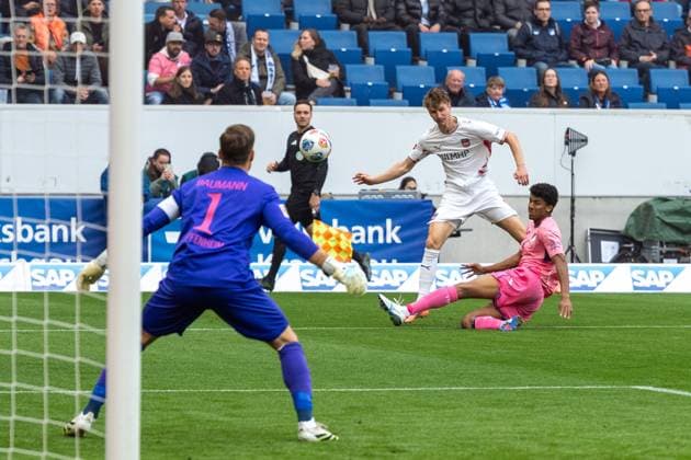 v.li. Torschuss, Jan Schoeppner (FC Heidenheim, 03), Bernardo (TSG 1899 Hoffenheim, 13) GER, TSG 1899 Hoffenheim vs. 1. FC Heidenheim, Fussball, Herren, 1. Bundesliga, 8. Spieltag, Spielzeit 2025 2026, 25.10.2025, DFL DFB REGULATIONS PROHIBIT ANY USE OF PHOTOGRAPHS AS IMAGE SEQUENCES AND OR QUASI-VIDEO, GER, TSG 1899 Hoffenheim vs. 1. FC Heidenheim, Fussball, Herren, 1. Bundesliga, 8. Spieltag, Spielzeit 2025 2026, 25.10.2025 Sinsheim Copyright: xEibner-Pressefoto WolfgangxFrankx EP_WFK