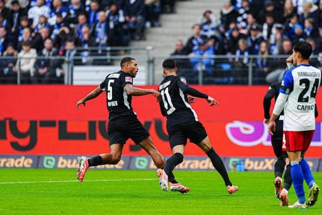 Torjubel Vini Souza (VfL Wolfsburg, 05) und Adam Daghim (VfL Wolfsburg, 11) nach Tor zum 0:1 Adam Daghim (VfL Wolfsburg, 11) GER, Hamburger SV vs. VfL Wolfsburg, Fussball, 1. Bundesliga, Spieltag 8, Saison 2025 2026, 25.10.2025 DFL REGULATIONS PROHIBIT ANY USE OF PHOTOGRAPHS AS IMAGE SEQUENCES AND OR QUASI-VIDEO GER, Hamburger SV vs. VfL Wolfsburg, Fussball, 1. Bundesliga, Spieltag 8, Saison 2025 2026, 25.10.2025 Hamburg Copyright: xEibner-Pressefoto MarcelxvonxFehrnx EP_MFN