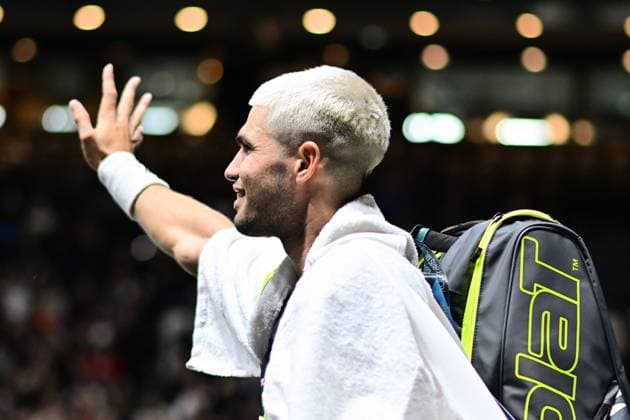TENNIS : Rolex Paris Masters - Paris - 25 10 2025 Carlos Alcaraz ( Spain ) leaves the court during the Rolex Paris Masters at Paris La Defense Arena on October 25, 2025 in Nanterre, France. (Photo by Federico Pestellini PSNewz ) ParisFrance  Copyright: xFedericoxPestellinix