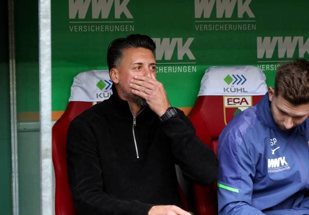 Fussball, Herren, Saison 2025 2026, FC Augsburg - RB Leipzig, Bundesliga, WWK Arena Sandro Wagner, Trainer (FC Augsburg) mit der Hand vor dem Mund, entsetzt, geschockt DFL DFB regulations prohibit any use of photographs as image sequences and or quasi-video