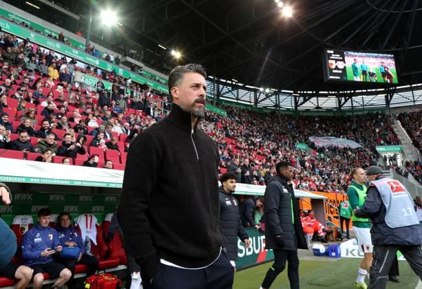 Fussball, Herren, Saison 2025 2026, FC Augsburg - RB Leipzig, Bundesliga, WWK Arena Sandro Wagner, Trainer (FC Augsburg) vor der Trainerbank stehend DFL DFB regulations prohibit any use of photographs as image sequences and or quasi-video