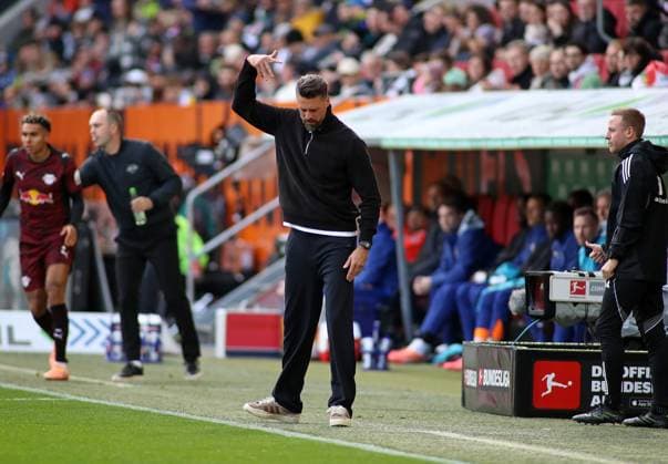 Fussball, Herren, Saison 2025 2026, FC Augsburg - RB Leipzig, Bundesliga, WWK Arena Sandro Wagner, Trainer (FC Augsburg) an der Seitenlinie, Geste, Handbewegung DFL DFB regulations prohibit any use of photographs as image sequences and or quasi-video