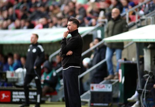 Fussball, Herren, Saison 2025 2026, FC Augsburg - RB Leipzig, Bundesliga, WWK Arena Sandro Wagner, Trainer (FC Augsburg) nachdenklich an der Seitenlinie DFL DFB regulations prohibit any use of photographs as image sequences and or quasi-video