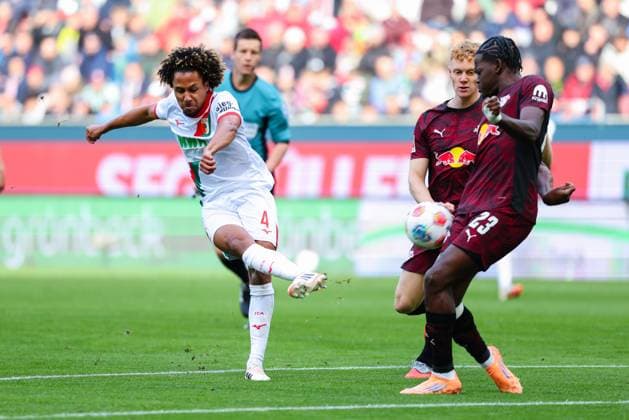 Han-Noah Massengo (4, FC Augsburg) und Castello Lukeba (23, RB Leipzig) beim Spiel zwischen FC Augsburg v RB Leipzig, Fußball, Herren, Bundesliga, 2025 2026, 8.Spieltag am 25.10.2025 in Augsburg, WWK-Arena. DFL and DFB regulations prohibit any use of photographs as image sequences and or quasi-video. Bayern Deutschland