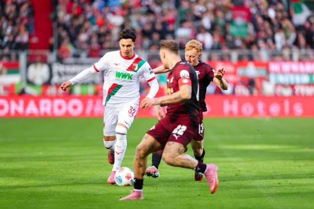 Fabian Rieder (32, FC Augsburg) und Nicolas Seiwald (13, RB Leipzig) im Vordergrund, David Raum (22, RB Leipzig) beim Spiel zwischen FC Augsburg v RB Leipzig, Fußball, Herren, Bundesliga, 2025 2026, 8.Spieltag am 25.10.2025 in Augsburg, WWK-Arena. DFL and DFB regulations prohibit any use of photographs as image sequences and or quasi-video. Bayern Deutschland