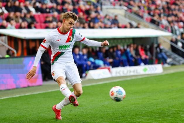 Anton Kade (30, FC Augsburg) beim Spiel zwischen FC Augsburg v RB Leipzig, Fußball, Herren, Bundesliga, 2025 2026, 8.Spieltag am 25.10.2025 in Augsburg, WWK-Arena. DFL and DFB regulations prohibit any use of photographs as image sequences and or quasi-video. Bayern Deutschland