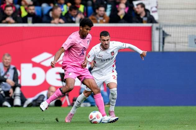 v.li.: Bernardo Fernandes da Silva Junior (Hoffenheim, 13), Arijon Ibrahimovic (FCH, 22), Zweikampf, Spielszene, Duell, duel, tackle, tackling, Dynamik, Action, Aktion, 25.10.2025, Sinsheim (Deutschland), Fussball, Bundesliga, TSG 1899 Hoffenheim - 1. FC Heidenheim, DFB DFL REGULATIONS PROHIBIT ANY USE OF PHOTOGRAPHS AS IMAGE SEQUENCES AND OR QUASI-VIDEO.