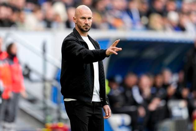 Christian Ilzer (Trainer, Cheftrainer, Hoffenheim), gibt Anweisungen, gestikuliert, mit den Armen gestikulieren, Einzelbild, Einzelfoto, Aktion, Action, 25.10.2025, Sinsheim (Deutschland), Fussball, Bundesliga, TSG 1899 Hoffenheim - 1. FC Heidenheim, DFB DFL REGULATIONS PROHIBIT ANY USE OF PHOTOGRAPHS AS IMAGE SEQUENCES AND OR QUASI-VIDEO.