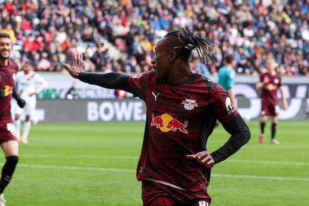 Yan Diomande 49 (RB Leipzig) mit dem 0:1, Torjubel, FC Augsburg vs. RB Leipzig, Fussball, Maenner, DFL, Bundesliga, Saison 2025 2026, WWK Arena, 8. Spieltag, 25.10.2025 Augsburg Bayern Deutschland