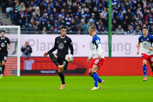 Adam Daghim (VfL Wolfsburg, 11), Miro Muheim (Hamburger SV, 28) GER, Hamburger SV vs. VfL Wolfsburg, Fussball, 1. Bundesliga, Spieltag 8, Saison 2025 2026, 25.10.2025 DFL REGULATIONS PROHIBIT ANY USE OF PHOTOGRAPHS AS IMAGE SEQUENCES AND OR QUASI-VIDEO GER, Hamburger SV vs. VfL Wolfsburg, Fussball, 1. Bundesliga, Spieltag 8, Saison 2025 2026, 25.10.2025 Hamburg Copyright: xEibner-Pressefoto MarcelxvonxFehrnx EP_MFN