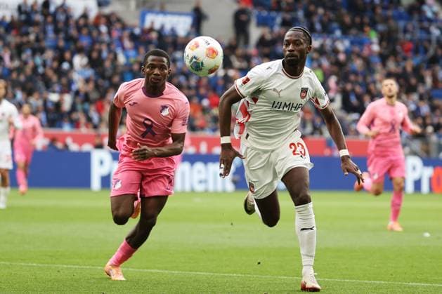 25.10.2025, xtvx, Fussball 1.Bundesliga, TSG 1899 Hoffenheim - 1.FC Heidenheim v.l. Zweikampf, Duell, duel, tackle, compete Bazoumana Toure (TSG 1899 Hoffenheim) Omar Traore (1. FC Heidenheim) (DFL DFB REGULATIONS PROHIBIT ANY USE OF PHOTOGRAPHS as IMAGE SEQUENCES and or QUASI-VIDEO) Sinsheim