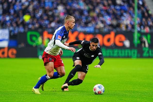 Miro Muheim (Hamburger SV, 28), Adam Daghim (VfL Wolfsburg, 11) GER, Hamburger SV vs. VfL Wolfsburg, Fussball, 1. Bundesliga, Spieltag 8, Saison 2025 2026, 25.10.2025 DFL REGULATIONS PROHIBIT ANY USE OF PHOTOGRAPHS AS IMAGE SEQUENCES AND OR QUASI-VIDEO GER, Hamburger SV vs. VfL Wolfsburg, Fussball, 1. Bundesliga, Spieltag 8, Saison 2025 2026, 25.10.2025 Hamburg Copyright: xEibner-Pressefoto MarcelxvonxFehrnx EP_MFN