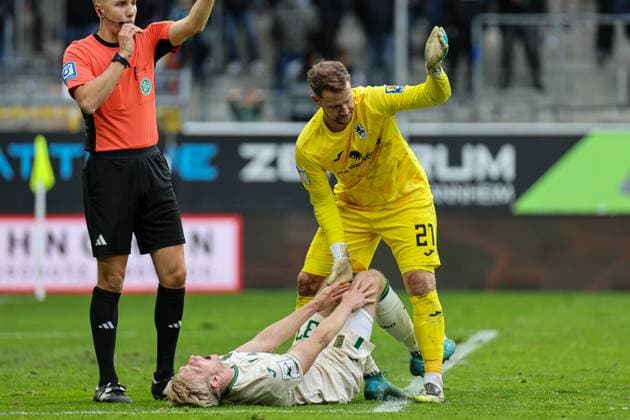 Raphael Schifferl (37, TSV) muss ausgewechselt werden beim SV Waldhof Mannheim - 1860 München am 25.10.25 in Carl Benz Stadion, Mannheim xamx Foto: Alfio Marino