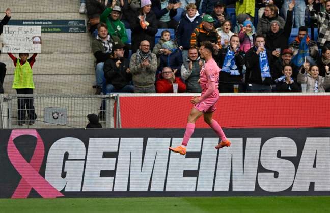 TOR zum 1:0 Fisnik Asllani TSG 1899 Hoffenheim (11) Torjubel Pink viiolett Trikot Sondertrikot Aktion GEMEINSAM GEGEN BRUSTKREBS TSG 1899 Hoffenheim im Hintergrund Bandenwerbung Logo TSG 1899 Hoffenheim vs 1. FC Heidenheim 1846 FCH 25.10.2025 DFL REGULATIONS PROHIBIT ANY USE OF PHOTOGRAPHS AS IMAGE SEQUENCES AND OR QUASI-VIDEO TSG 1899 Hoffenheim vs 1. FC Heidenheim 1846 FCH