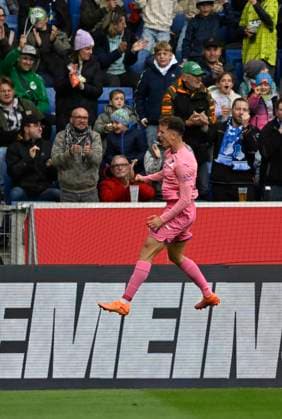 TOR zum 1:0 Fisnik Asllani TSG 1899 Hoffenheim (11) Torjubel Pink viiolett Trikot Sondertrikot Aktion GEMEINSAM GEGEN BRUSTKREBS TSG 1899 Hoffenheim im Hintergrund Bandenwerbung Logo TSG 1899 Hoffenheim vs 1. FC Heidenheim 1846 FCH 25.10.2025 DFL REGULATIONS PROHIBIT ANY USE OF PHOTOGRAPHS AS IMAGE SEQUENCES AND OR QUASI-VIDEO TSG 1899 Hoffenheim vs 1. FC Heidenheim 1846 FCH