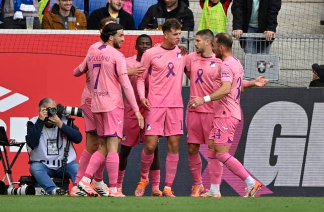 TOR zum 1:0 Fisnik Asllani TSG 1899 Hoffenheim (11) Torjubel Pink viiolett Trikot Sondertrikot Aktion GEMEINSAM GEGEN BRUSTKREBS TSG 1899 Hoffenheim Umut Tohumcu TSG 1899 Hoffenheim (17) Leon Avdullahu TSG 1899 Hoffenheim (07) Vladimir Coufal TSG 1899 Hoffenheim (34) TSG 1899 Hoffenheim vs 1. FC Heidenheim 1846 FCH 25.10.2025 DFL REGULATIONS PROHIBIT ANY USE OF PHOTOGRAPHS AS IMAGE SEQUENCES AND OR QUASI-VIDEO TSG 1899 Hoffenheim vs 1. FC Heidenheim 1846 FCH