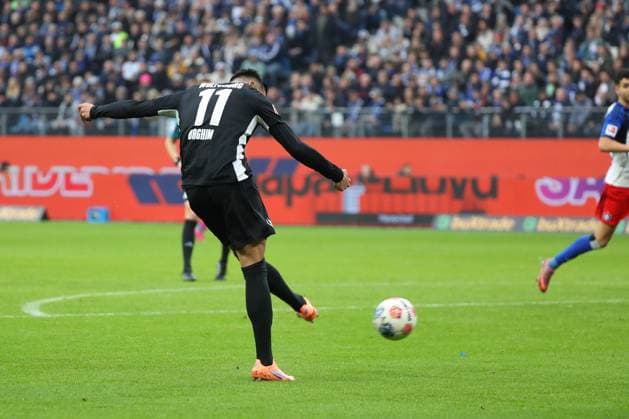 HSV vs. VfL, 1. BL Hamburg, 25.10.2025, FUßBALL - Hamburger SV vs. VfL Wolfsburg, 1. BL, Saison 2025 26. Adam Daghim (VfL Wolfsburg) schießt Tor zum 0:1 Hamburg