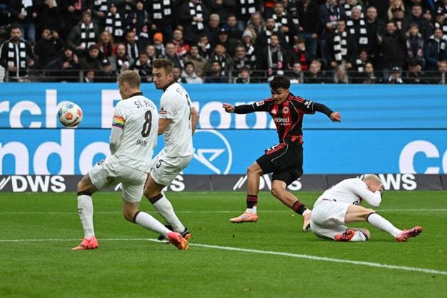 25.10.2025, xpsx, Fussball 1.Bundesliga, Eintracht Frankfurt - FC St.Pauli v.l. Torschuss Can Uzun (Eintracht Frankfurt) (DFL DFB REGULATIONS PROHIBIT ANY USE OF PHOTOGRAPHS as IMAGE SEQUENCES and or QUASI-VIDEO) Frankfurt am Main