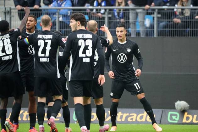 HSV vs. VfL, 1. BL Hamburg, 25.10.2025, FUßBALL - Hamburger SV vs. VfL Wolfsburg, 1. BL, Saison 2025 26. Adam Daghim (VfL Wolfsburg) jubelt mit Mannschaftskollegen nach seinem Tor zum 0:1 Hamburg