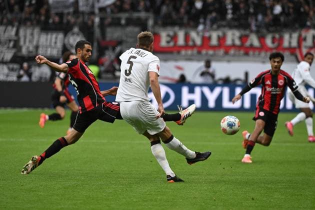 25.10.2025, xpsx, Fussball 1.Bundesliga, Eintracht Frankfurt - FC St.Pauli v.l. Ellyes Skhiri (Eintracht Frankfurt) Hauke Wahl (FC St.Pauli) Zweikampf, Aktion, action, battle for the ball (DFL DFB REGULATIONS PROHIBIT ANY USE OF PHOTOGRAPHS as IMAGE SEQUENCES and or QUASI-VIDEO) Frankfurt am Main