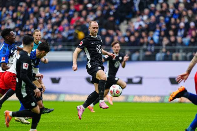 Christian Eriksen (VfL Wolfsburg, 24) GER, Hamburger SV vs. VfL Wolfsburg, Fussball, 1. Bundesliga, Spieltag 8, Saison 2025 2026, 25.10.2025 DFL REGULATIONS PROHIBIT ANY USE OF PHOTOGRAPHS AS IMAGE SEQUENCES AND OR QUASI-VIDEO GER, Hamburger SV vs. VfL Wolfsburg, Fussball, 1. Bundesliga, Spieltag 8, Saison 2025 2026, 25.10.2025 Hamburg Copyright: xEibner-Pressefoto MarcelxvonxFehrnx EP_MFN